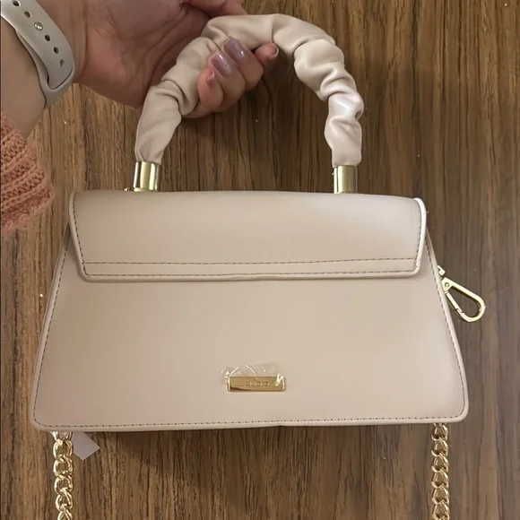 Elegant Cream Handbag with Gold Accents - Picture 2 of 3
